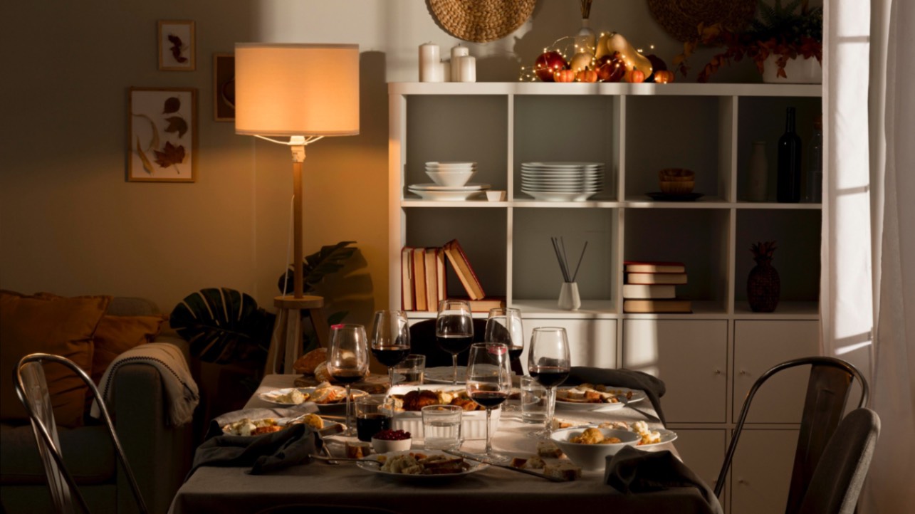 Ce rol joacă iluminatul și decorațiunile în amenajarea unui dining room_ (imagine cu living cosy perfect pentru o cina in familie)